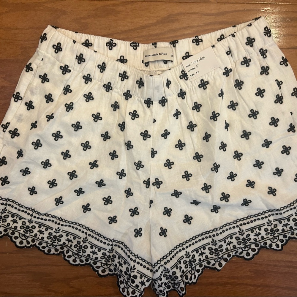 NWT Abercrombie and Fitch Black and White Embroidered Women Shorts Large
